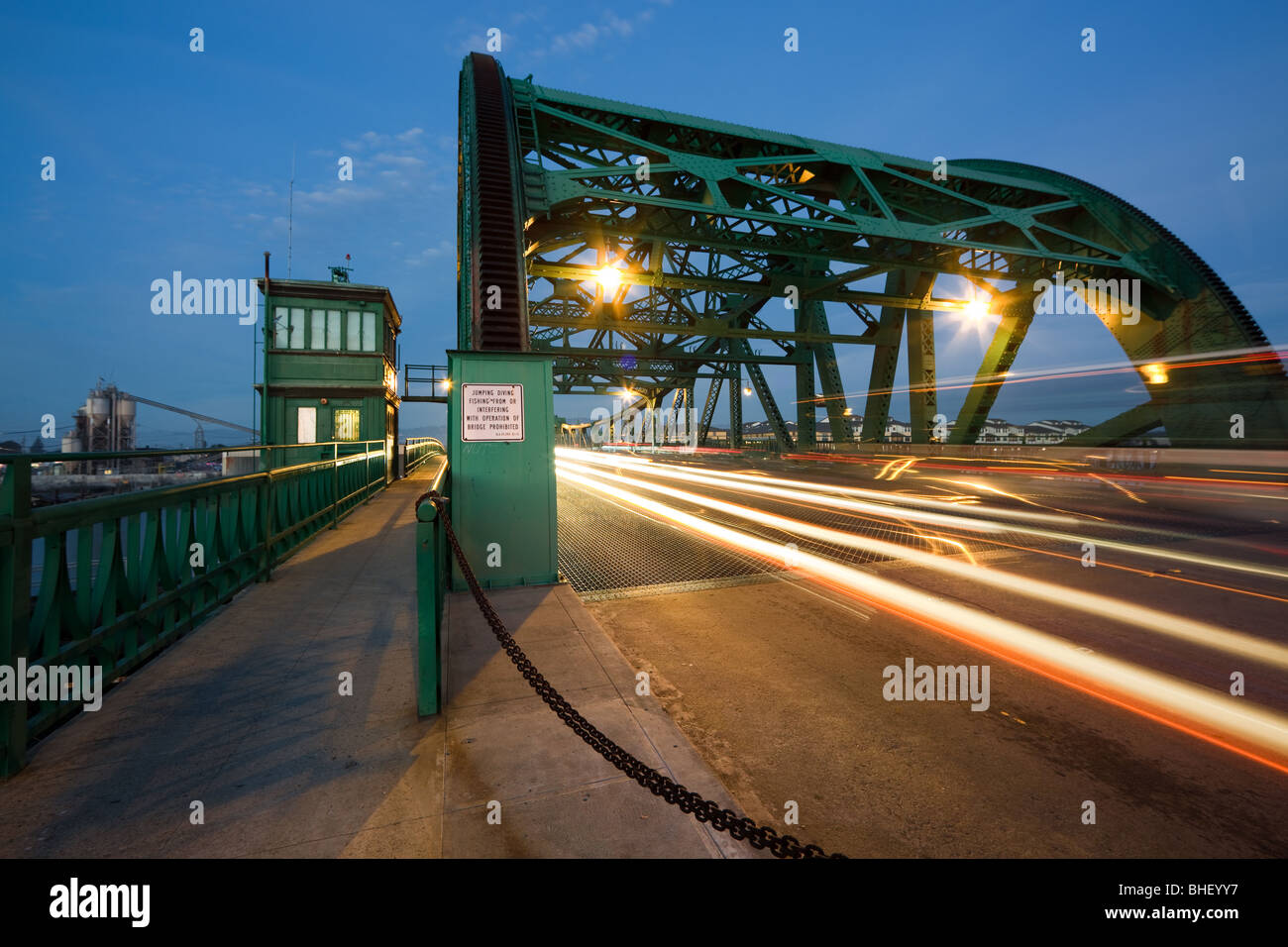 Nachtverkehr am Park-Straße Brücke, Alameda, ca Stockfoto