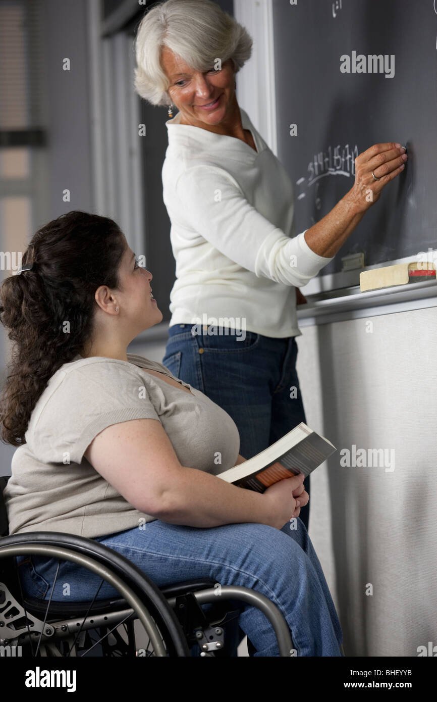Professorin mit einem behinderten Schüler im Klassenzimmer Stockfoto