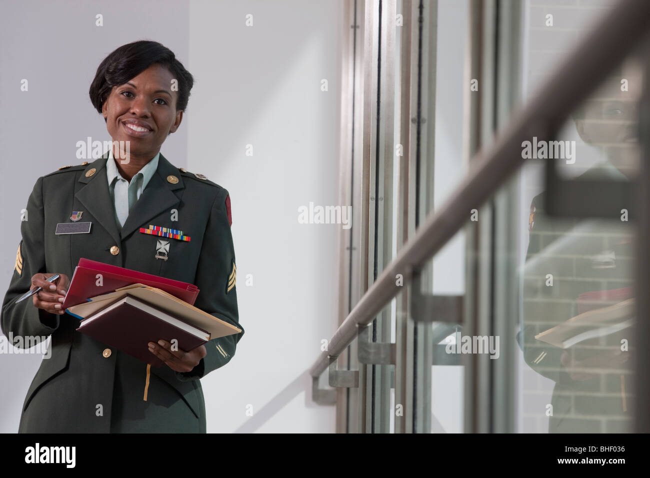 Ärztin der US-Armee hält Tagebücher Stockfoto