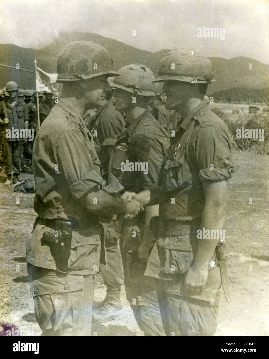 General Norton schüttelt ein Kavallerist Hand während der Zeremonie Auszeichnungen und Dekorationen. Vietnam Krieg 1. Kavallerie Juli 1966 bis November Stockfoto