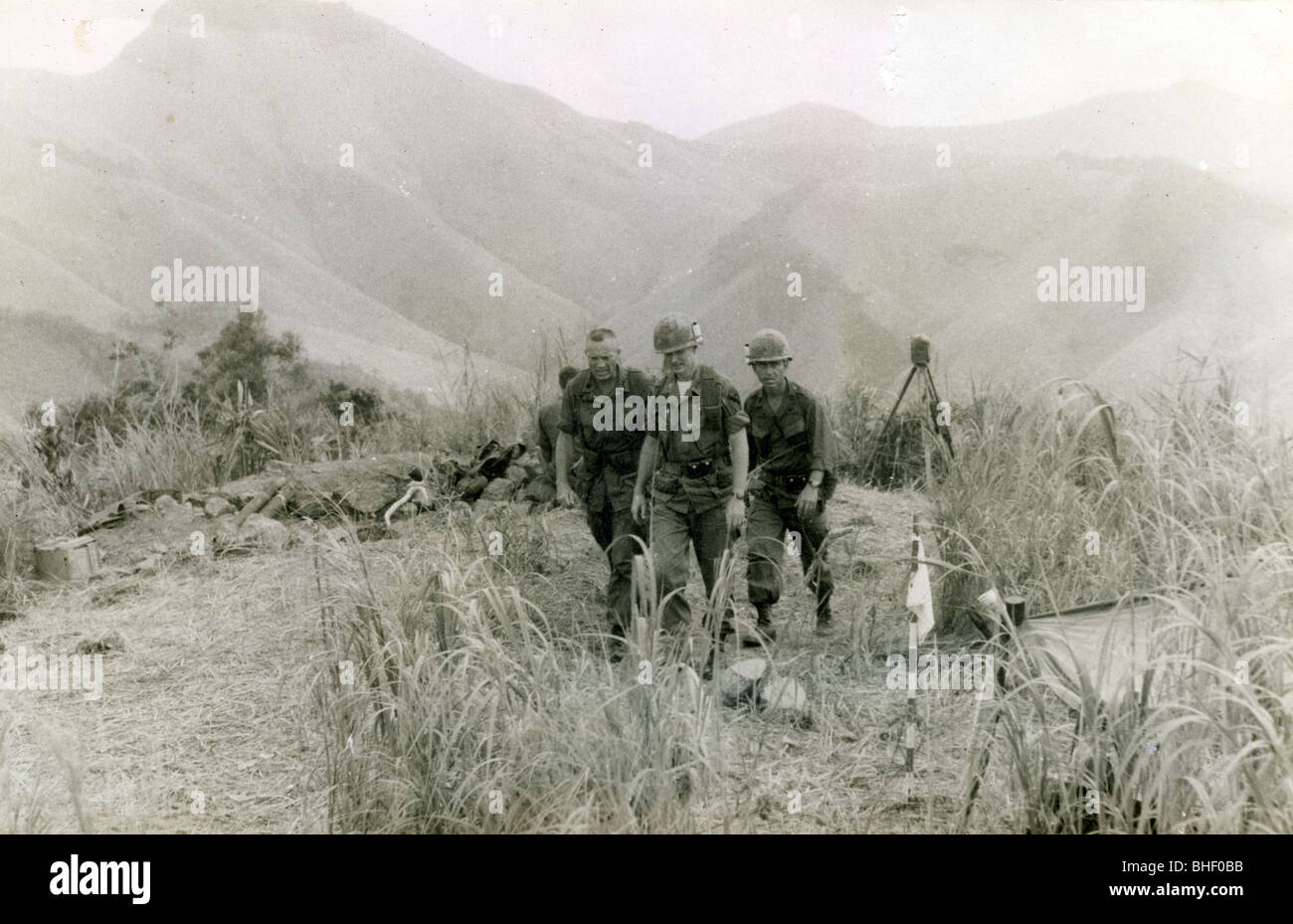 Beamten Fuß auf einem Hügel während der Erörterung der Situation. Vietnam Krieg 1. Kavallerie Juli 1966 bis November Stockfoto