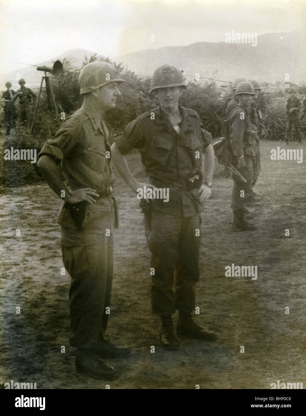 General Norton, links, und Colonel Archie Hyle an An Khe. Vietnam Krieg 1. Kavallerie Juli 1966 bis November Stockfoto