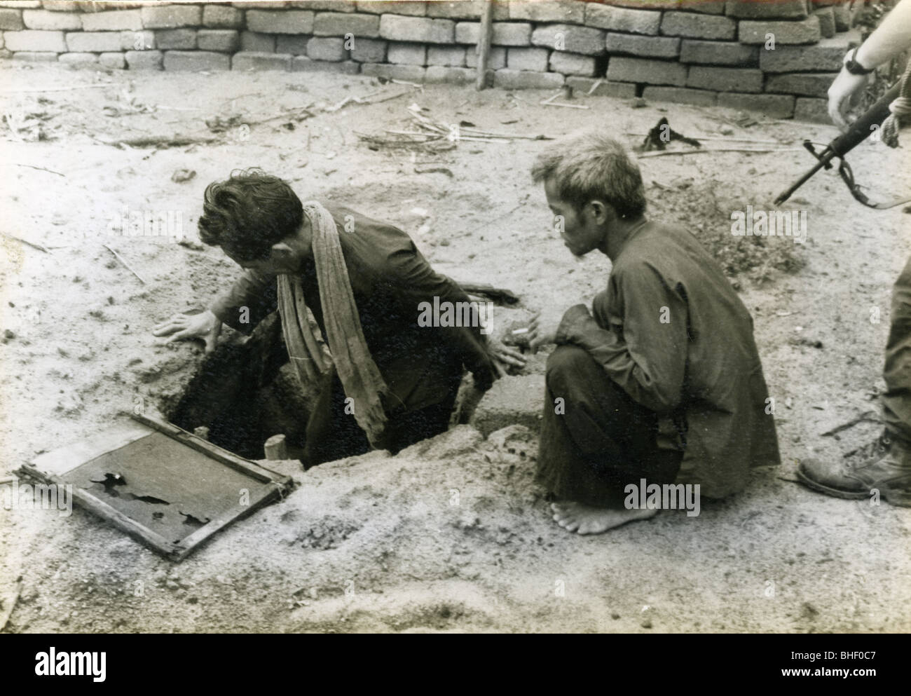Viet Cong Soldat kommt aus einem Tunnel unter einem m16. Vietnam Krieg