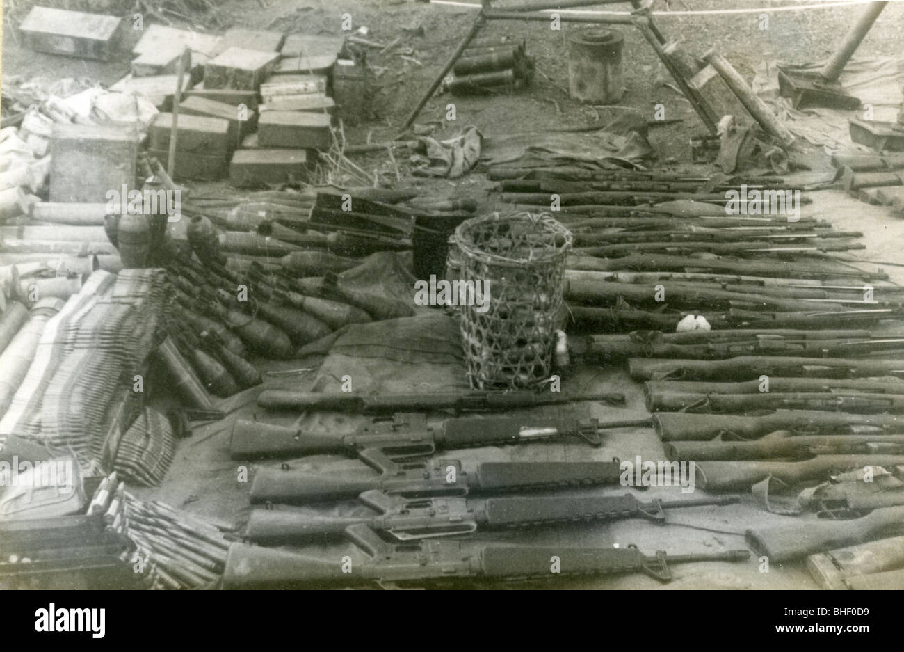 Viet Cong Waffen gefangen im Betrieb Thayer Vietnamkrieg 1. Kavallerie Juli 1966 bis November Stockfoto