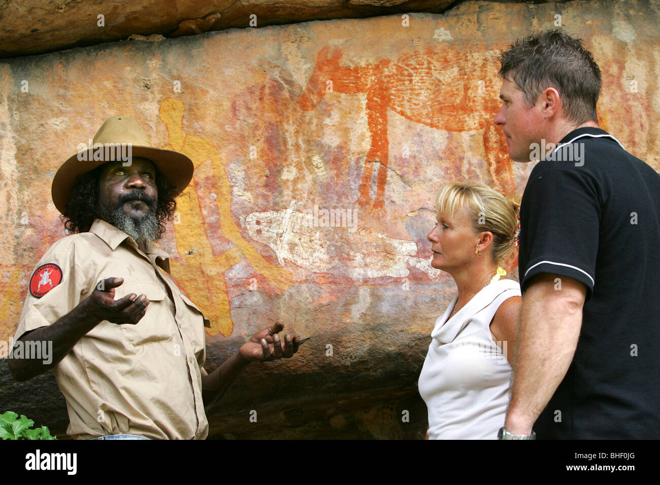 Aborigines elder Peter Bolgi interpretiert Felszeichnungen am Kulturdenkmal in die Böschung des Nitmiluk National Park, Australien Stockfoto