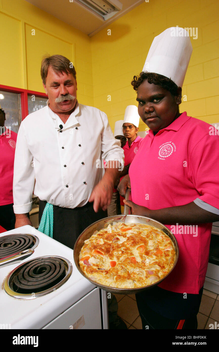 Aborigines Schüler Kochen Bush Tucker in einer Klasse unter der Leitung von CDU-Chef Steve versenkt in einer abgelegenen Gemeinde. Stockfoto