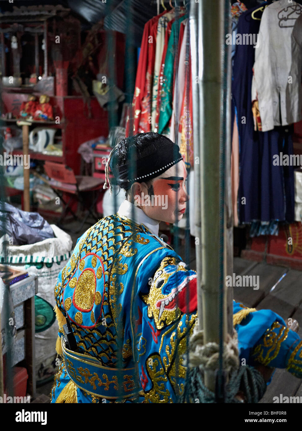 Chinesische Oper. Schauspieler Backstage in traditionellem Kostüm und Make-up. Thailand S. E. Asien Stockfoto