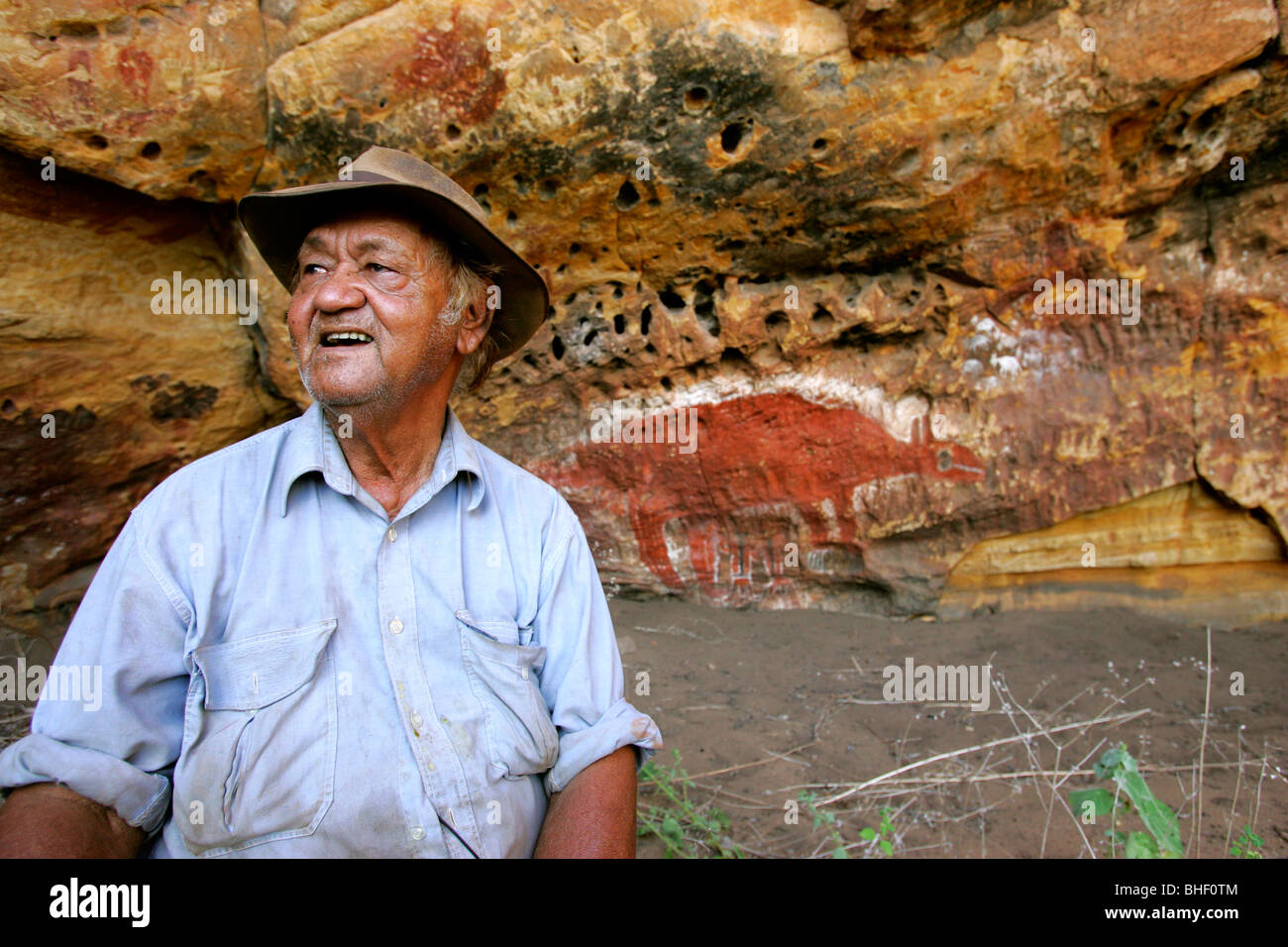 Wardaman elder und traditionellen Besitzer, Bill Harney, an einem Felsen-Kunst-Standort in der Victoria River Stockfoto