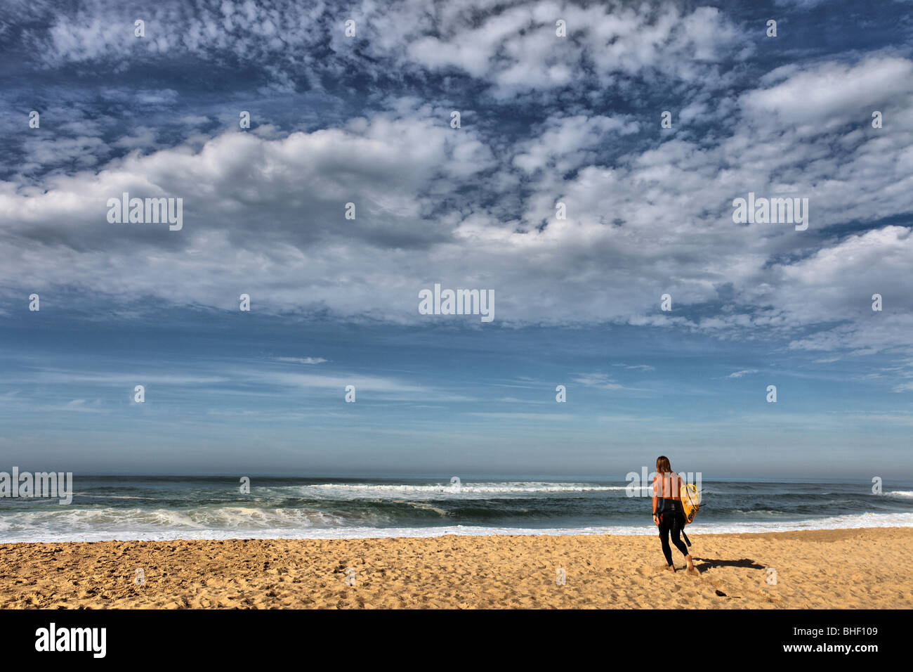 Surfer mit Blick aufs Meer Stockfoto