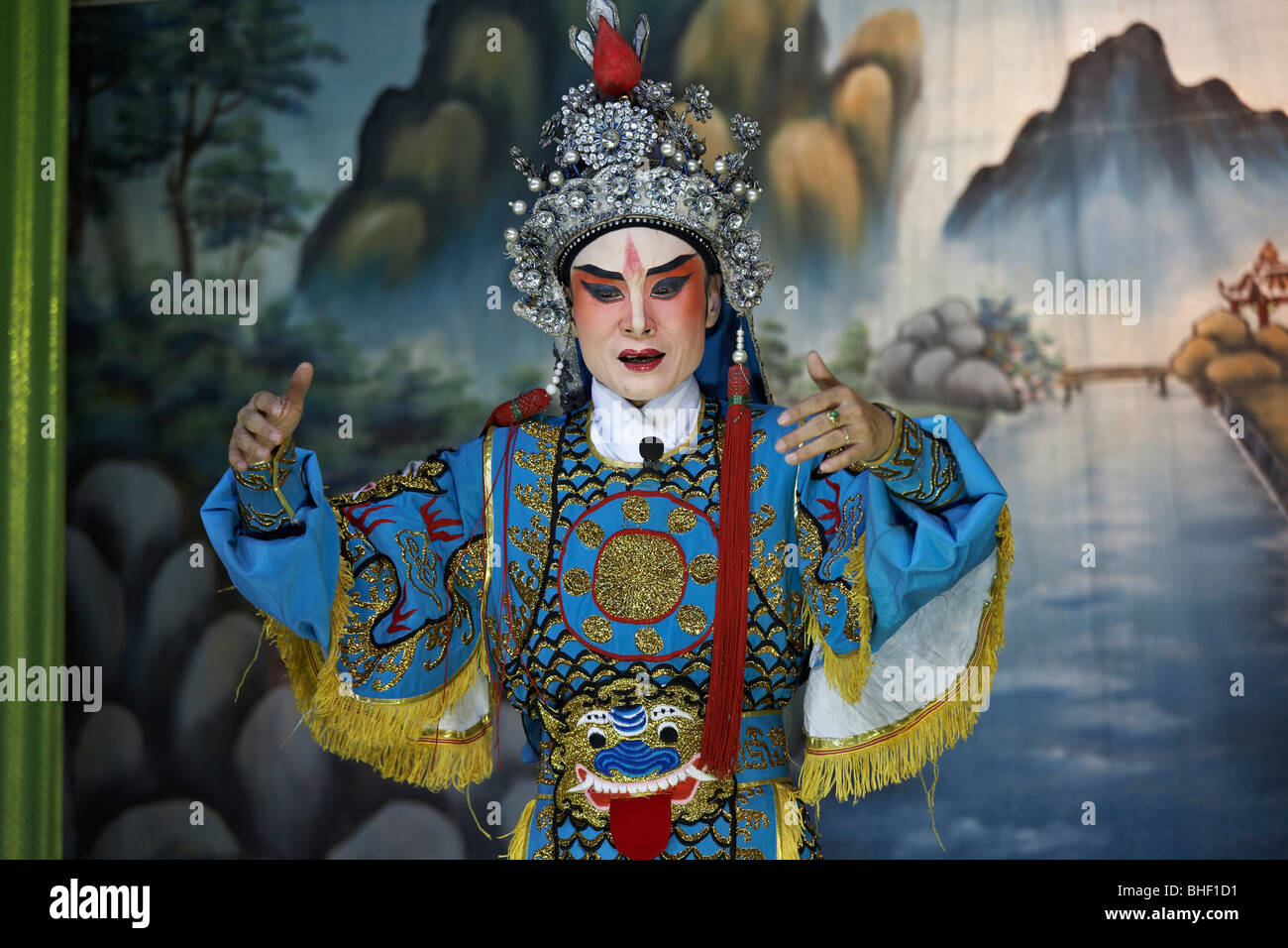 Chinesische Oper Schauspieler auf der Bühne in bunten Trachten und Make up. S. E. Asien Thailand Stockfoto