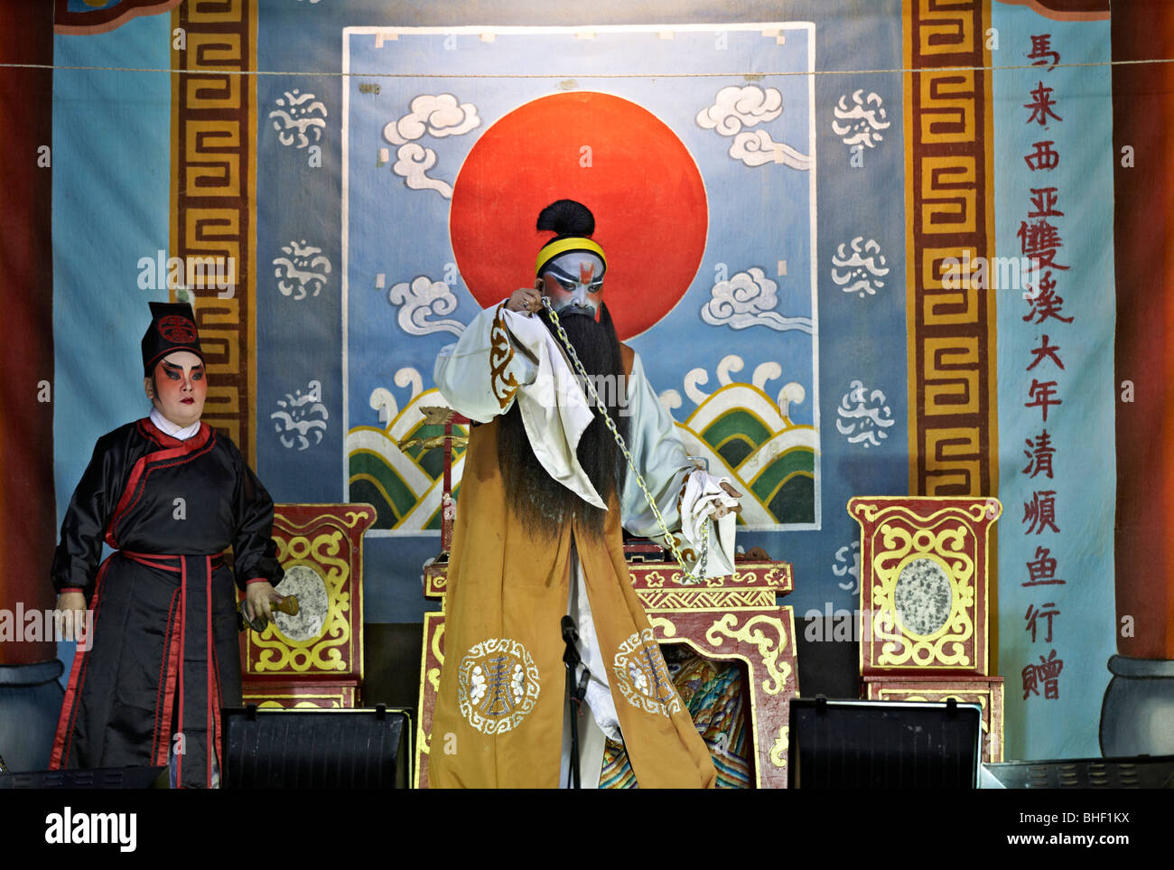 Chinesische Oper Schauspieler auf der Bühne in bunten Trachten und Make up. S. E. Asien Thailand Stockfoto