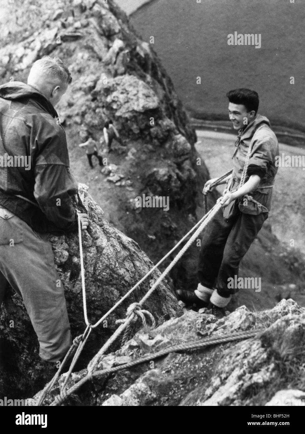 Junge zum Abstieg der Felswand, Outward Bound Schule, Eskdale, Cumbria, 1950. Artist: Unbekannt Stockfoto