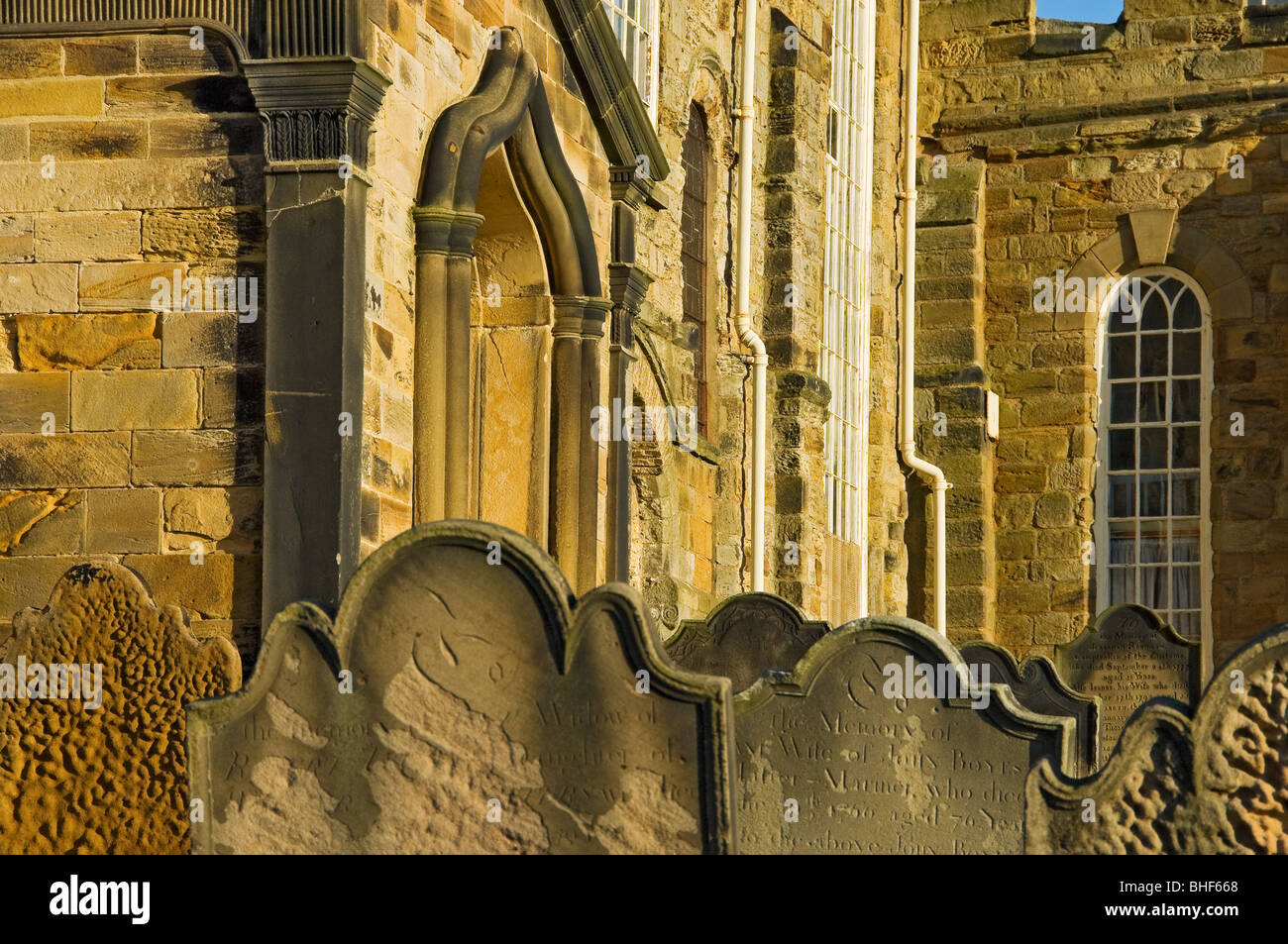 Nahaufnahme der Marienkirche mit verwitterten Grabsteinen Der Vordergrund Whitby North Yorkshire England Großbritannien GB Großbritannien Stockfoto