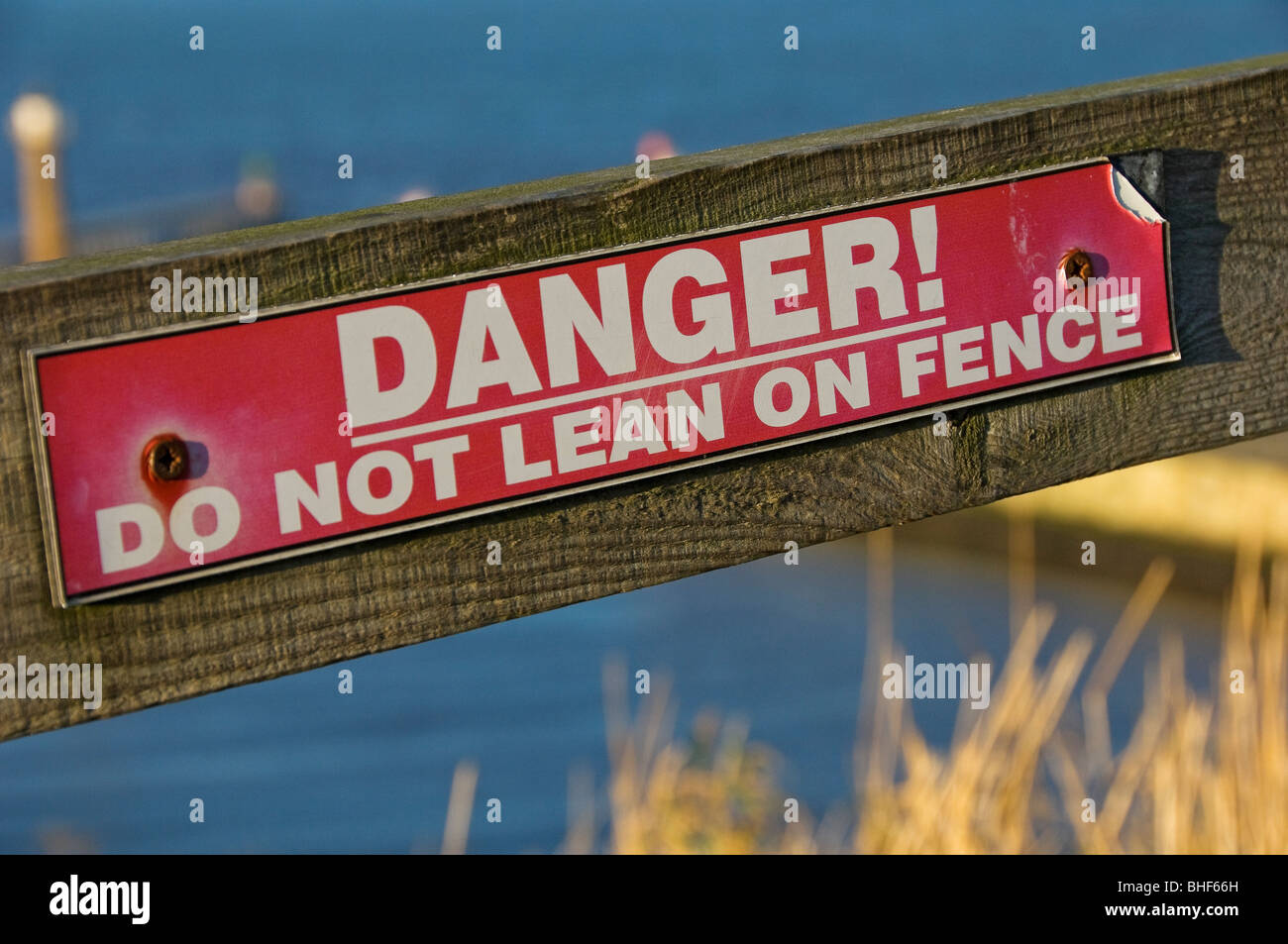 Nahaufnahme der Gefahr nicht auf Zaun Warnung lehnen schilder Whitby North Yorkshire England UK Vereinigtes Königreich GB Großbritannien Stockfoto