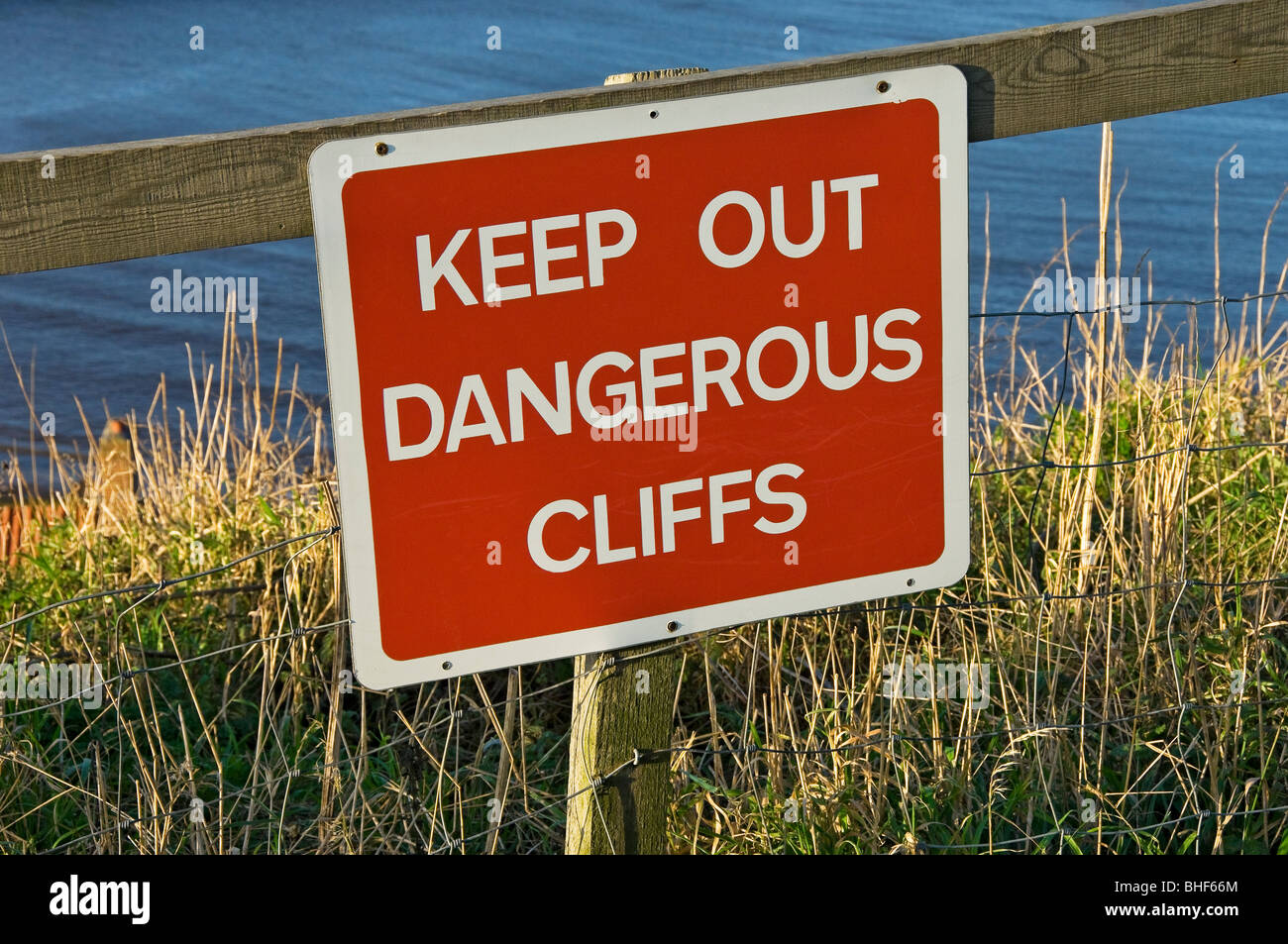 Nahaufnahme der Warnschilder für gefährliche Klippen Whitby North Yorkshire England Vereinigtes Königreich GB Großbritannien Stockfoto