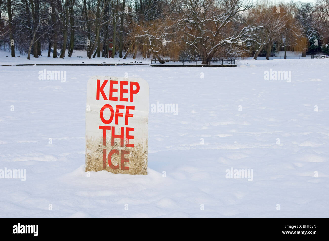 Halten Sie das Eisschild auf dem tiefgefrorenen, schneebedeckten See im Winter vom Rowntree Park York North Yorkshire England Großbritannien GB Großbritannien ab Stockfoto