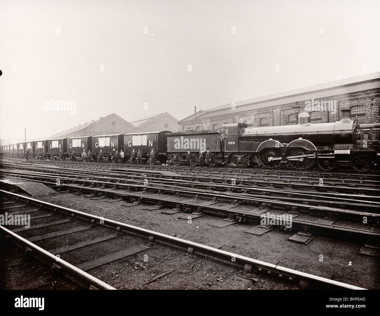 Dampfzug unter Dosen Rowntrees chocolate nach London, 1902. Artist: Unbekannt Stockfoto