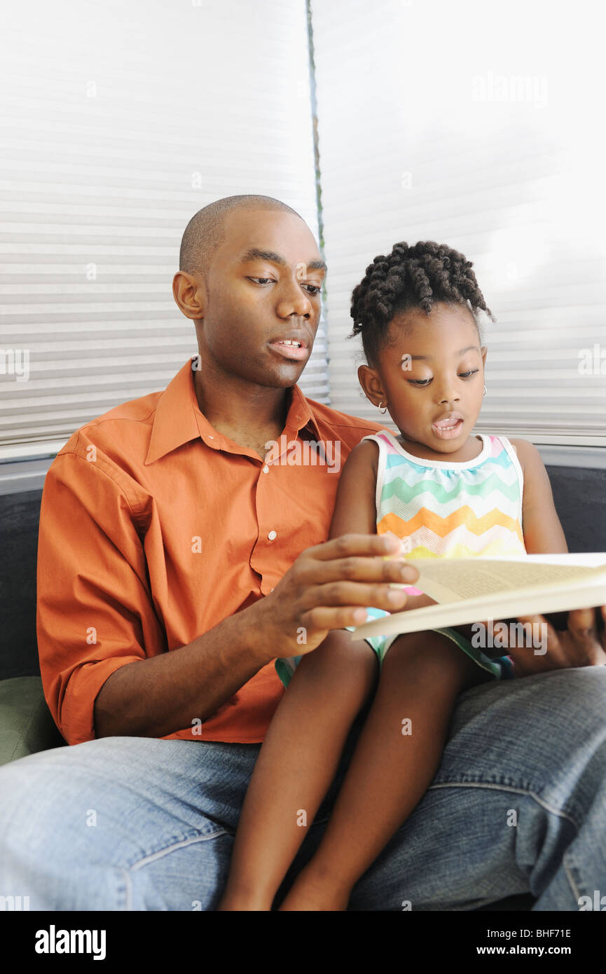 Lesebuch der schwarze Vater Tochter Stockfoto