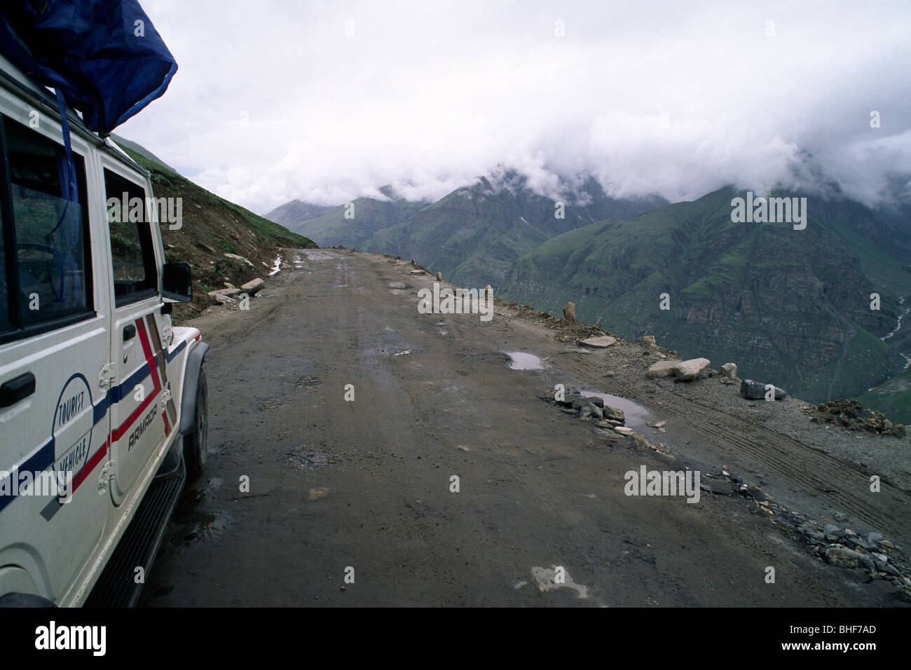 Indien, Himachal Pradesh, Lahaul Valley, Geländefahrzeug auf unbefestigter Straße Stockfoto
