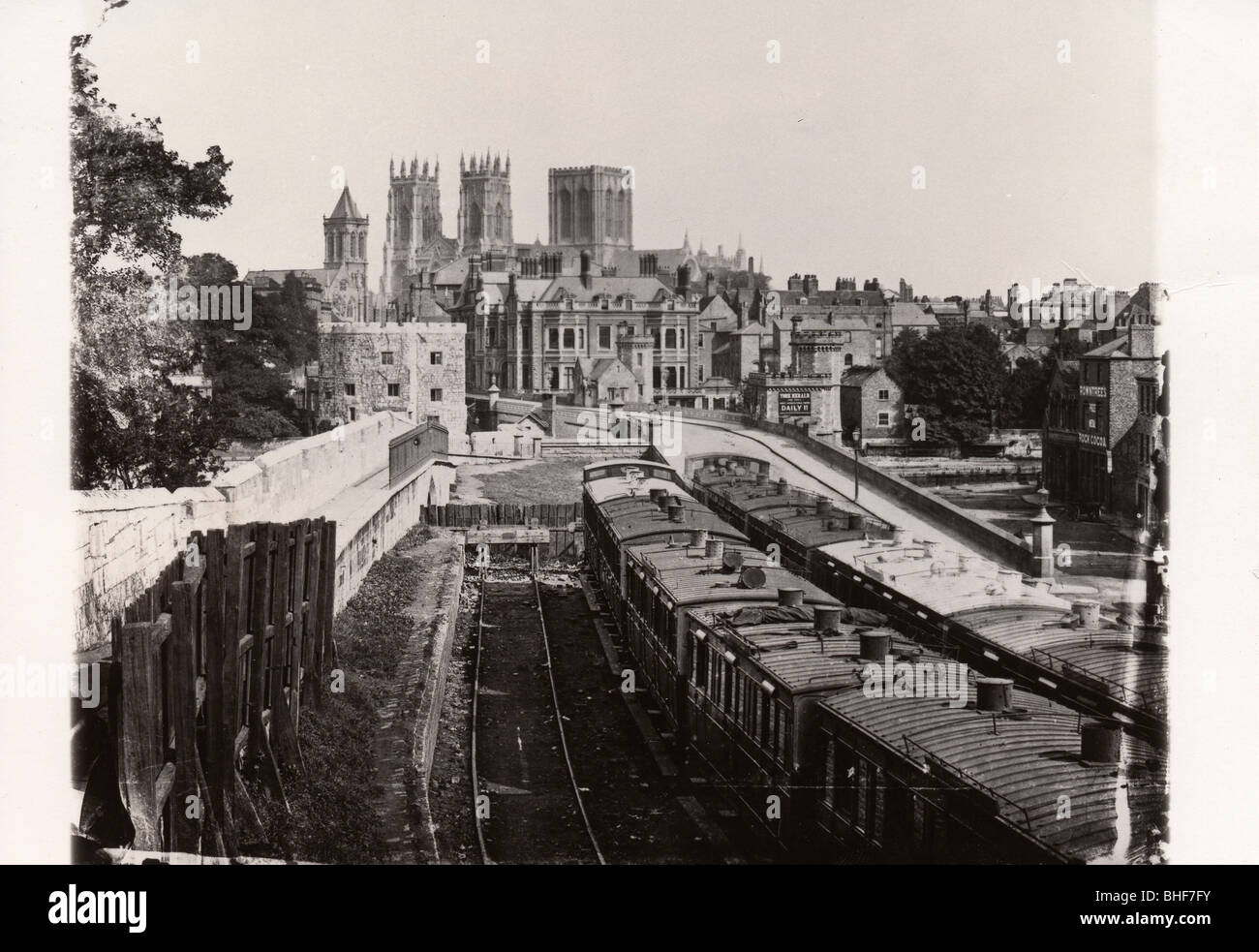 North Eastern Railway Waggons auf der Gleisanschluss am Burggraben von Tanner, York, Yorkshire, c 1897. Artist: Unbekannt Stockfoto