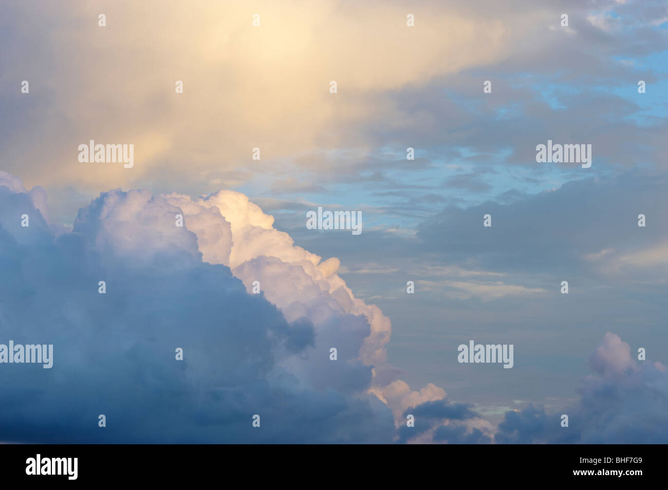 Wolken bei Sonnenuntergang Stockfoto