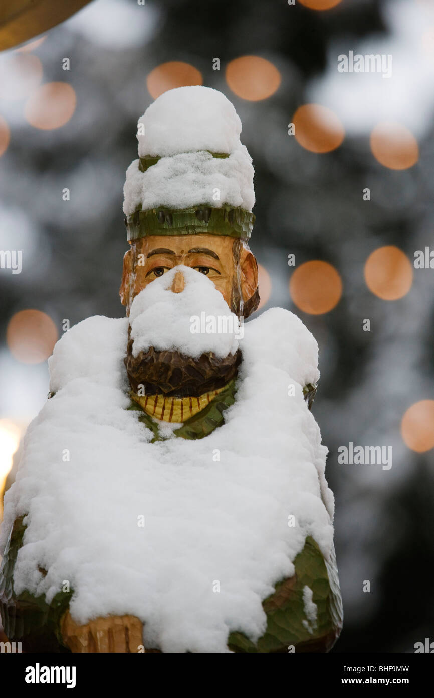 Verschneite Holzfigur, Weihnachtsmarkt, Annaberg-Buchholz, Erzgebirge, Sachsen, Deutschland Stockfoto