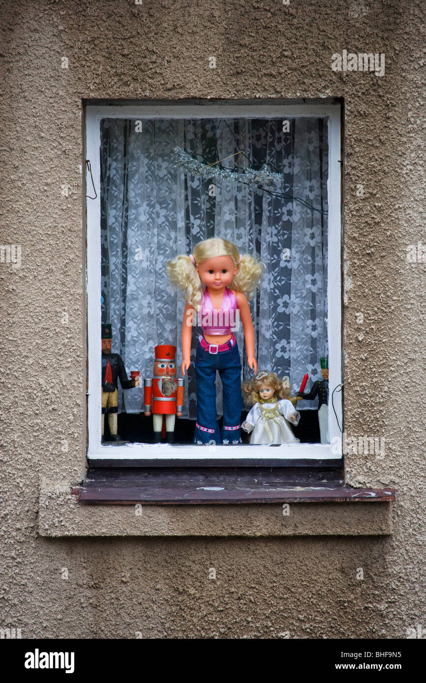 Puppe in einem Fenster, Schwarzenberg, Erzgebirge, Sachsen, Deutschland  Stockfotografie - Alamy