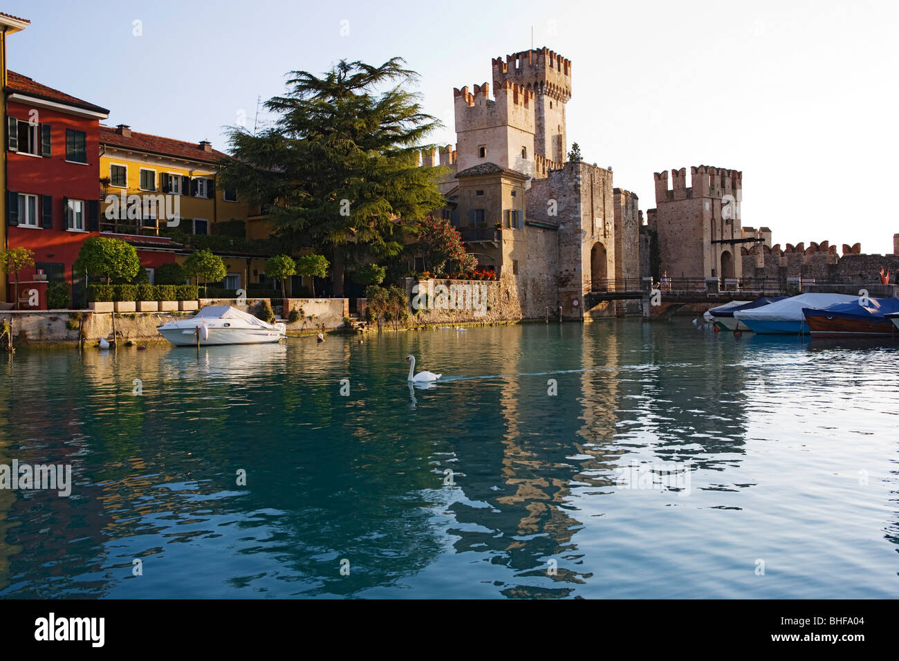 Hafen und Scaliger Burg, Sirmione, Gardasee, Provinz Brescia, Lombardei, Italien Stockfoto