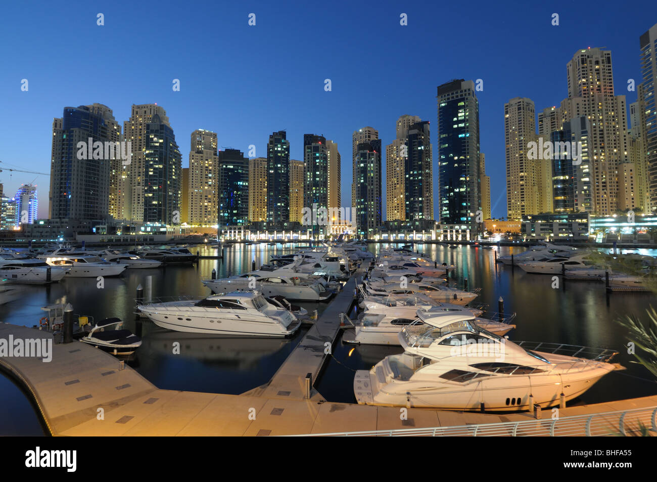 Dubai Marina bei Nacht. Dubai, Vereinigte Arabische Emirate Stockfoto