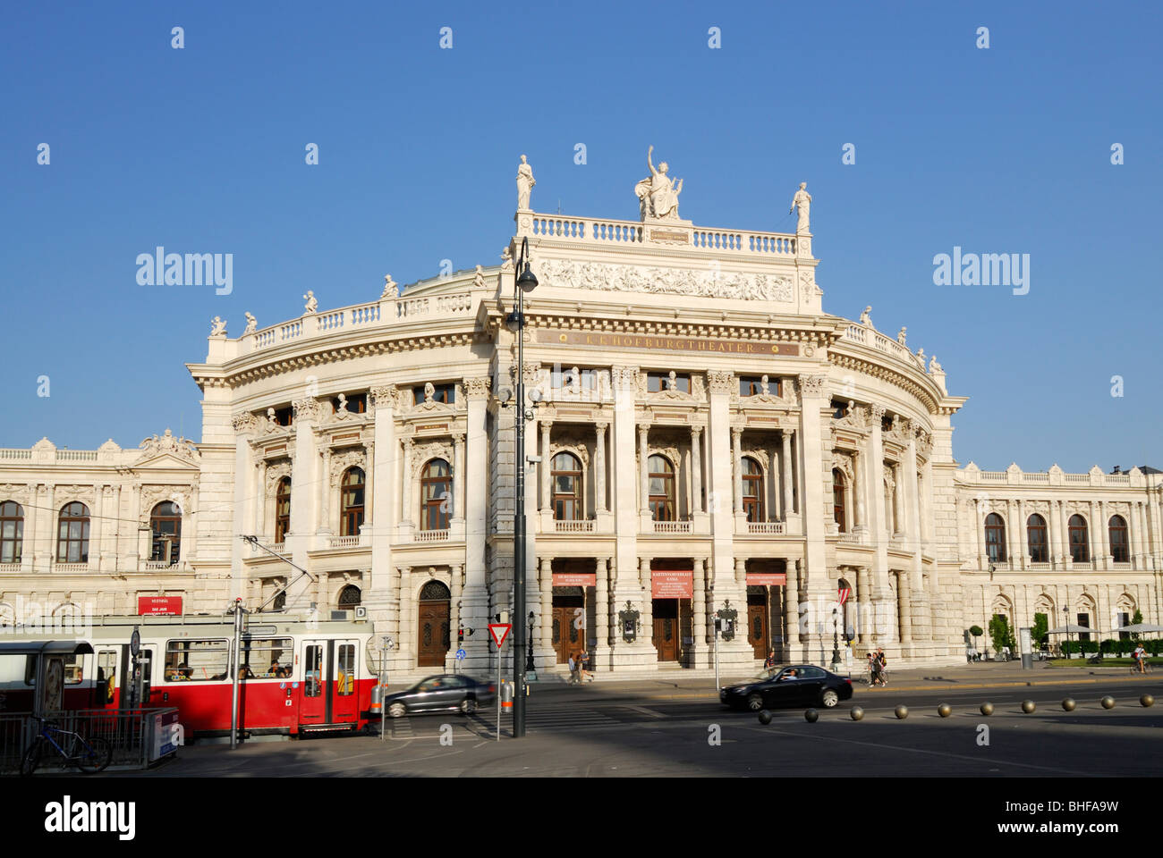 Straßenbahn in der Nähe von Imperial Court Theatre, Wien, Österreich Stockfoto