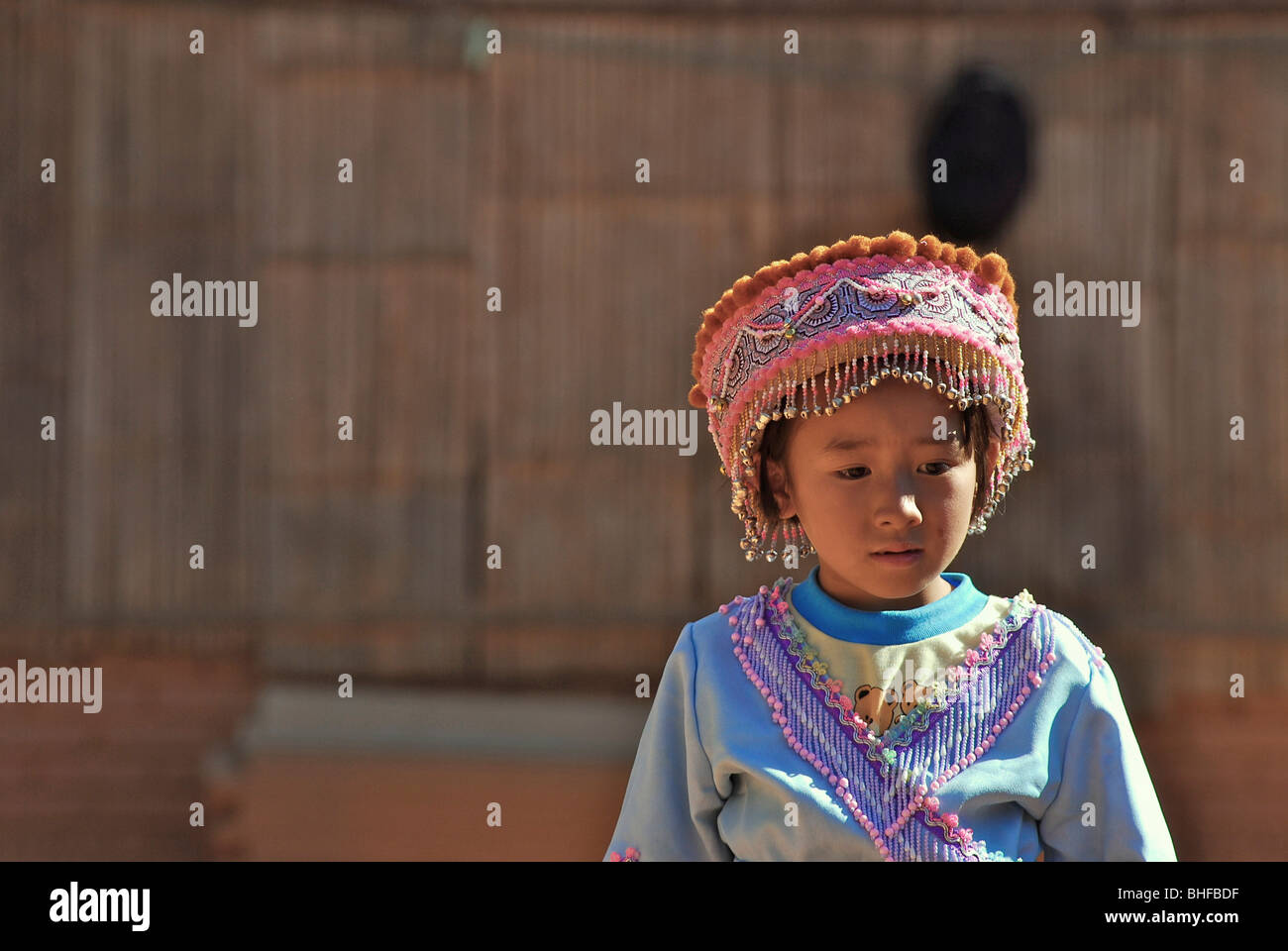 Mädchen in Tracht, Mae Rim Valley, Hmong Dorf, Provinz Chiang MaiThailand, Asien Stockfoto