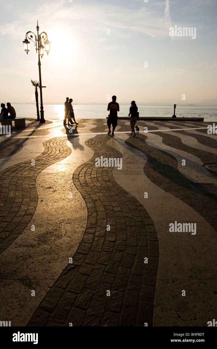 Bei Menschen die an der Uferpromenade bei Sonnenuntergang, Lazise, Gardasee, Italien, Europa Stockfoto