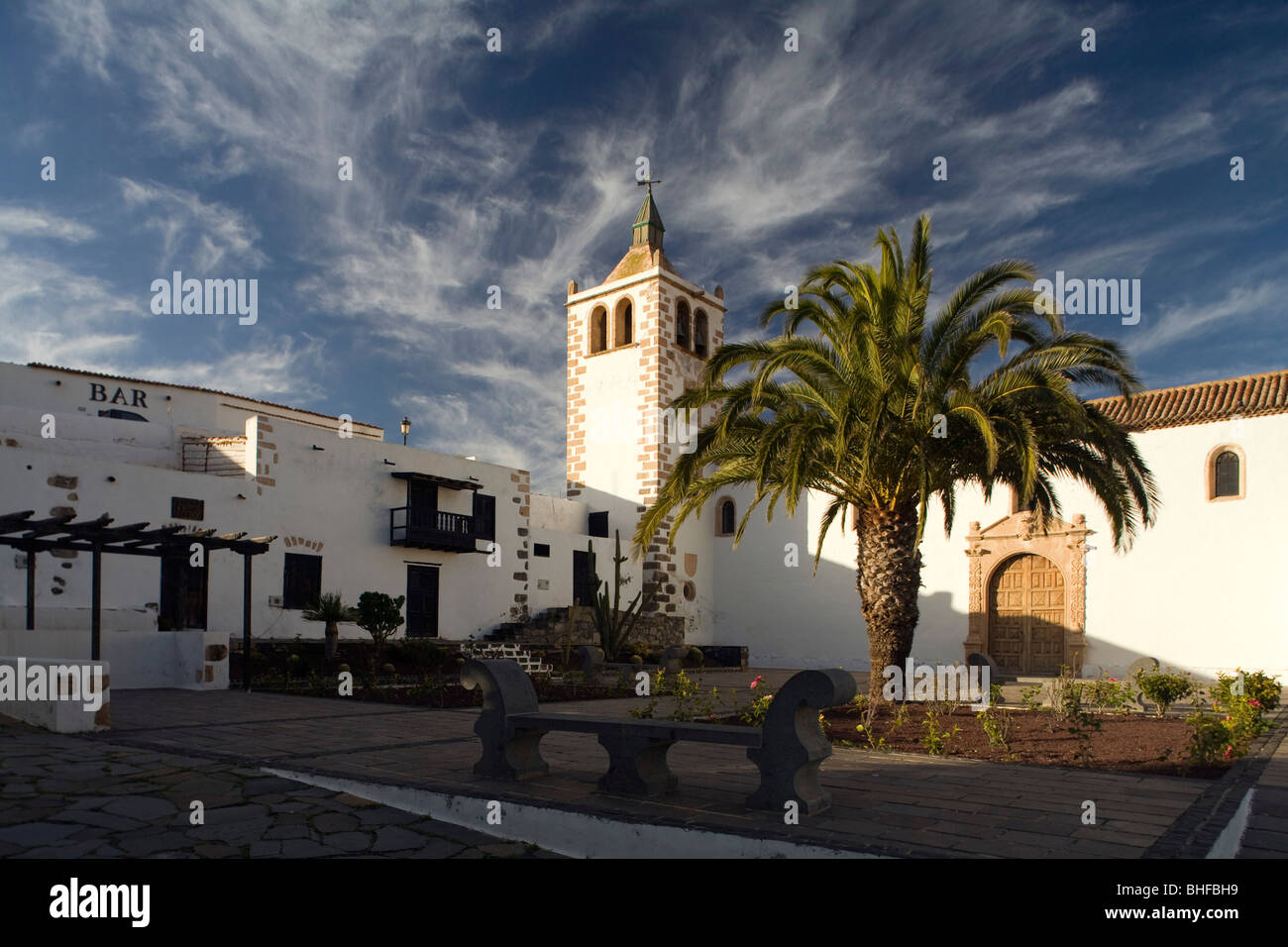 Die Kirche Iglesia de Santa Maria unter bewölktem Himmel, Betancuria, Fuerteventura, Kanarische Inseln, Spanien, Europa Stockfoto