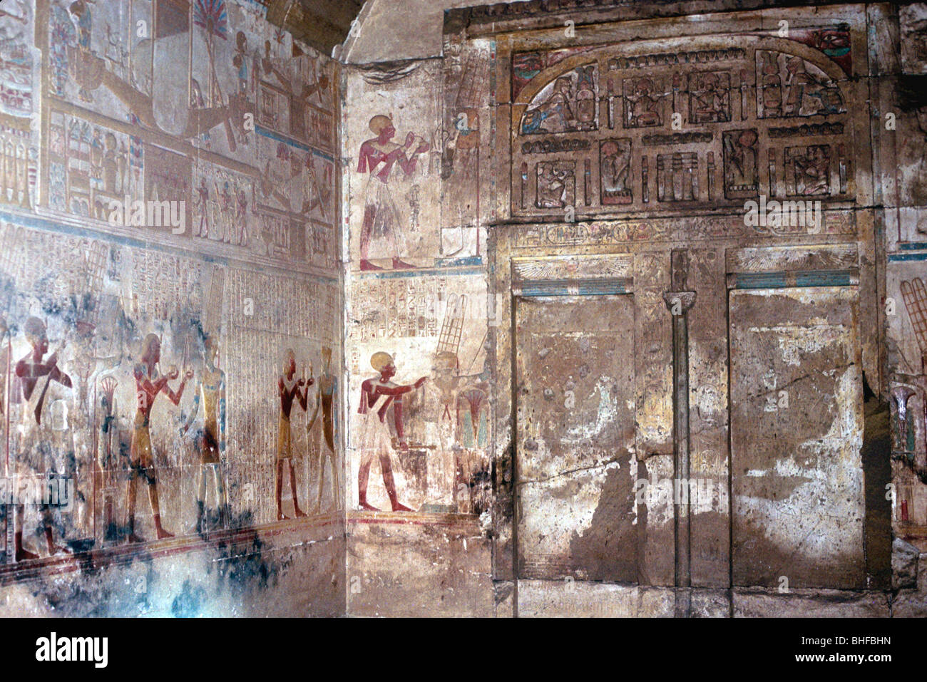Wandgemälde und falsche Türen, Tempel von SETHOS I, Abydos, Ägypten, 19. Dynastie, c 1280 BC. Artist: Unbekannt Stockfoto