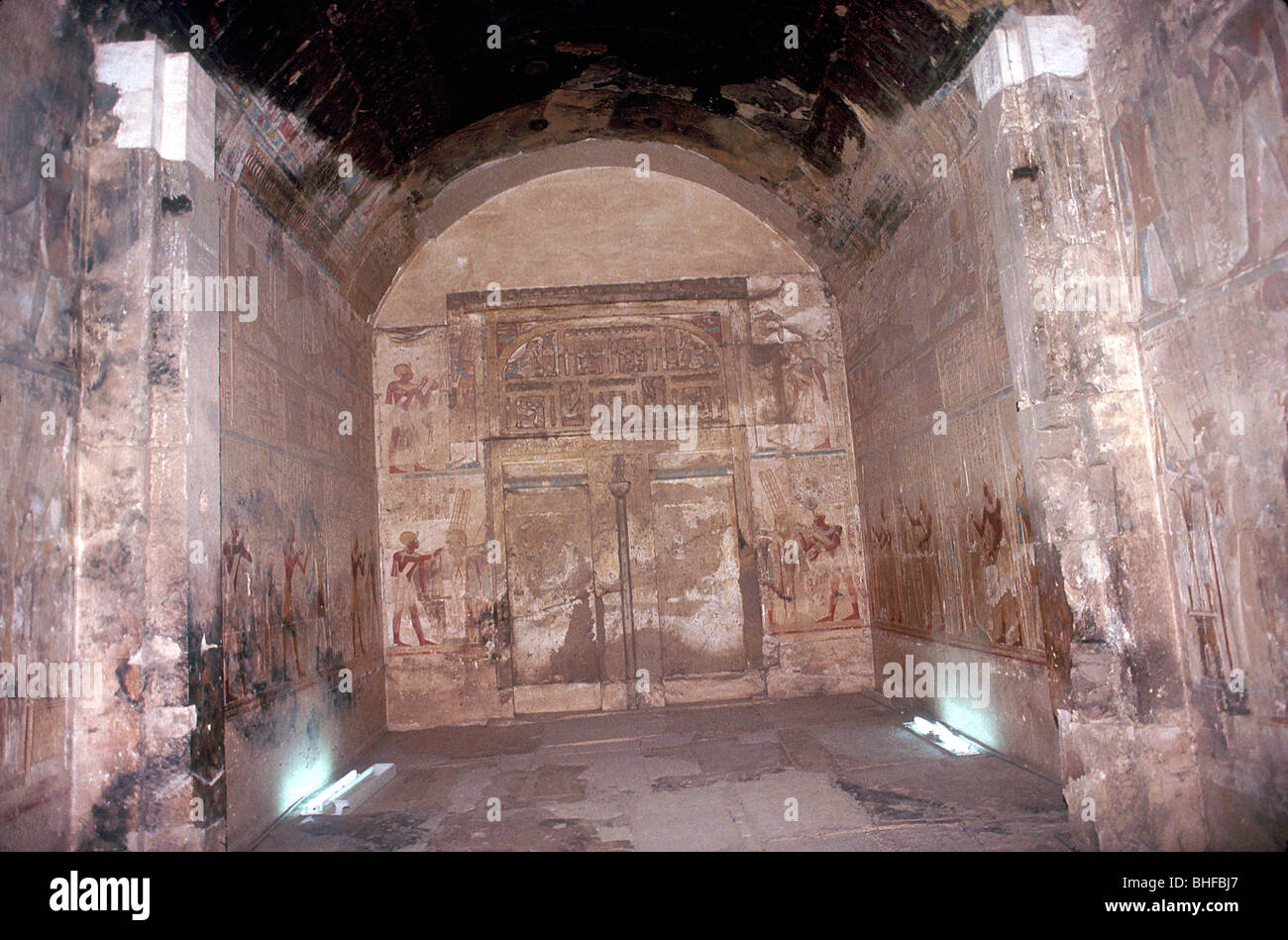 Falsche Türen und Wandgemälde, Tempel von SETHOS I, Abydos, Ägypten, 19. Dynastie, c 1280 BC. Artist: Unbekannt Stockfoto