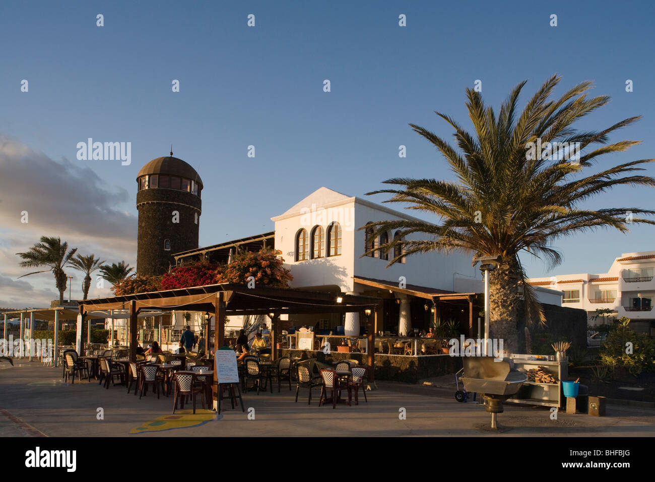 Restaurant am Hafen Puerto Castillo im Sonnenlicht, Castillo de Fustes, Spai Costa Caleta, Fuerteventura, Kanarische Inseln Stockfoto