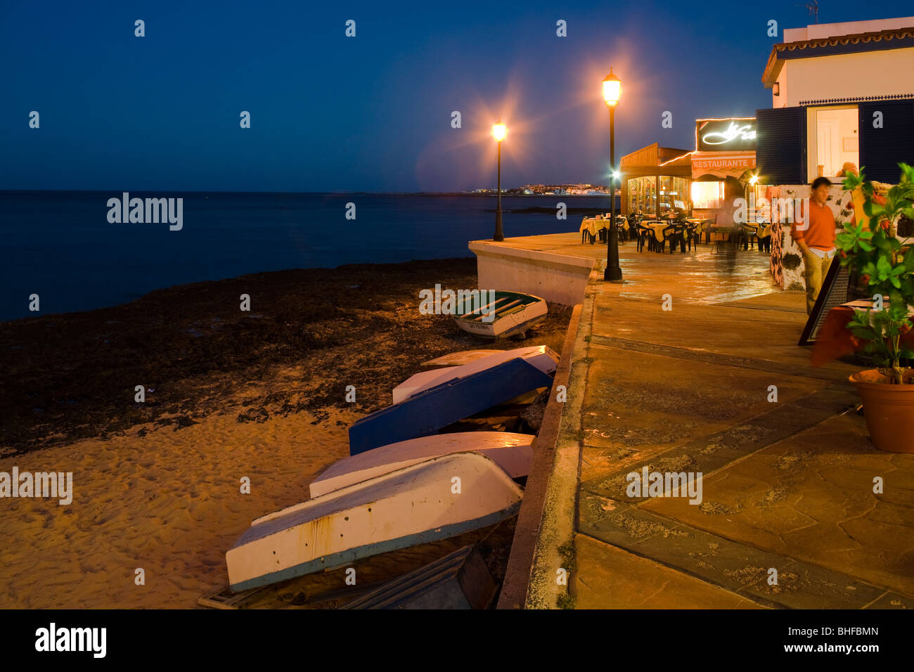 Boote und Restaurant am Strand in der Abenddämmerung, Corralejo, Fuerteventura, Kanarische Inseln, Spanien, Europa Stockfoto