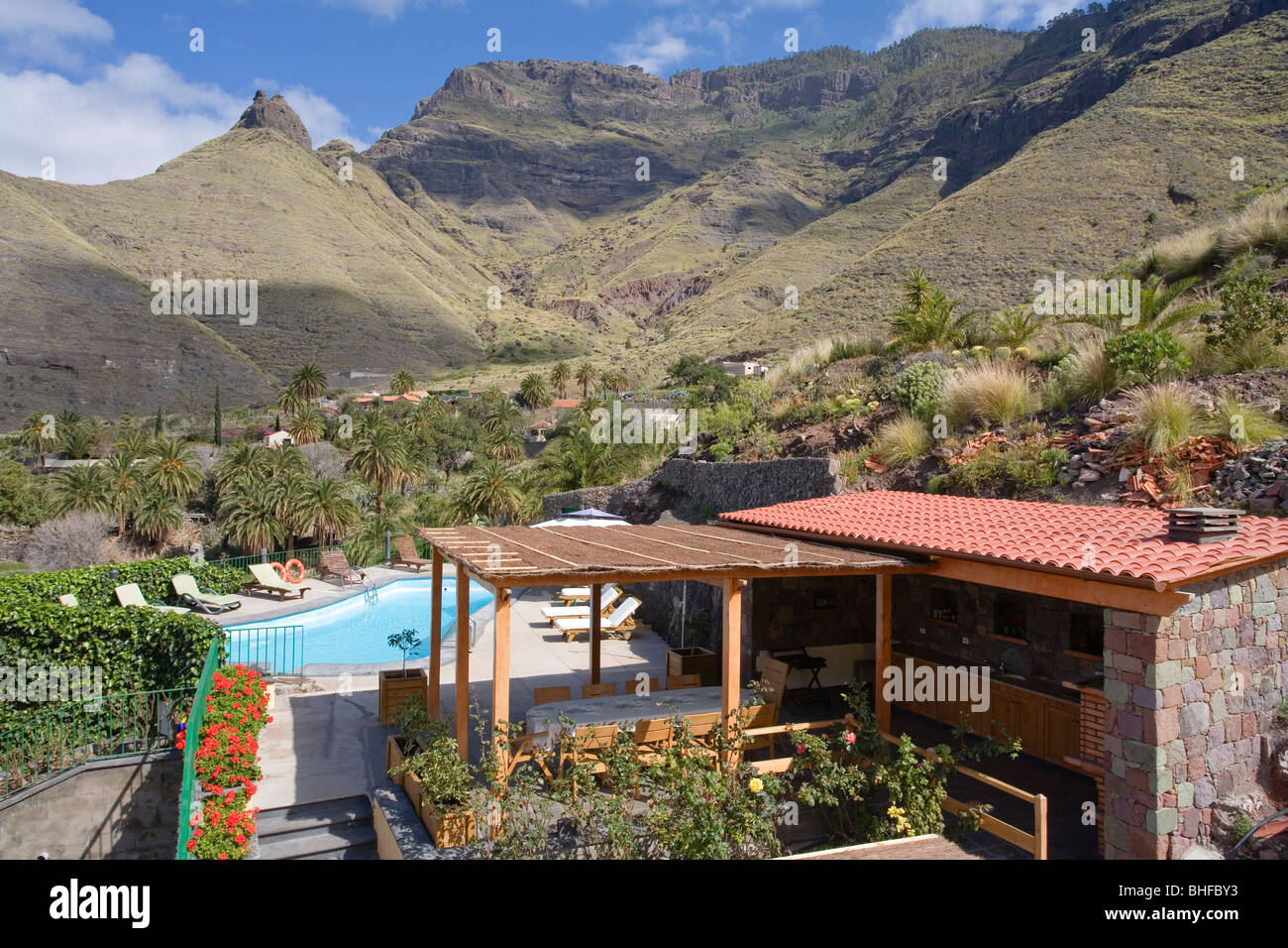 Terrasse und Pool Urlaub zu Hause Las Rosas in der Sonne, Faneque Berg, Tal von El Risco, Parque Natural de Tamadaba, Gr Stockfoto