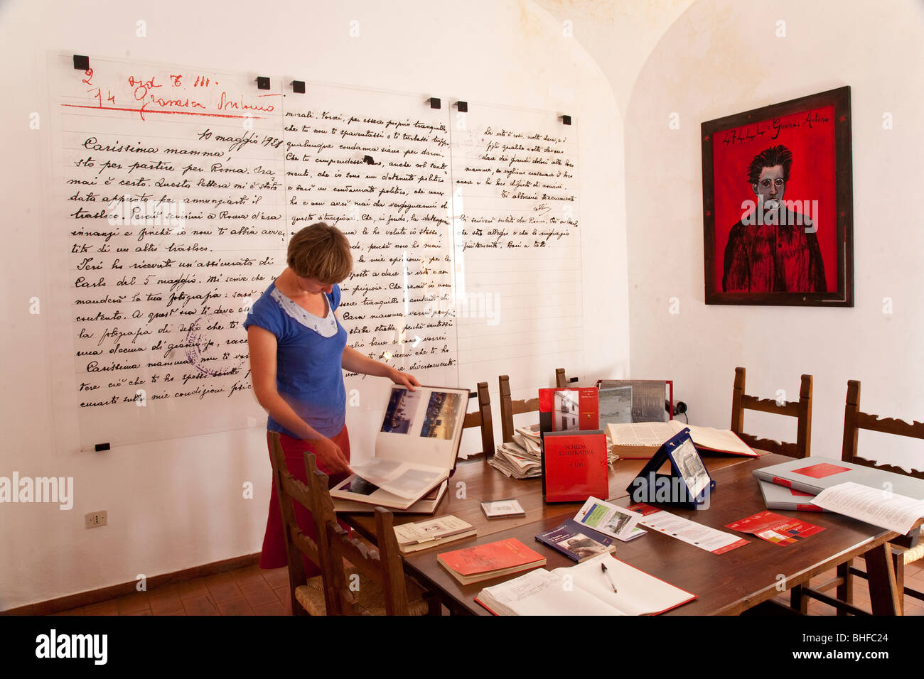 Touristen auf der Suche auf Bücher im Museum Antonio Gramsci, Abbasanta, Abbasanta, Sardinien, Italien, Europa Stockfoto