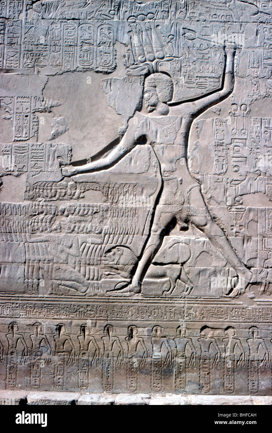 Detail einer Entlastung des Pharao, seine Feinde erschlug, Tempel des Chnum, ptolemäischen und römischen Zeit. Artist: Unbekannt Stockfoto