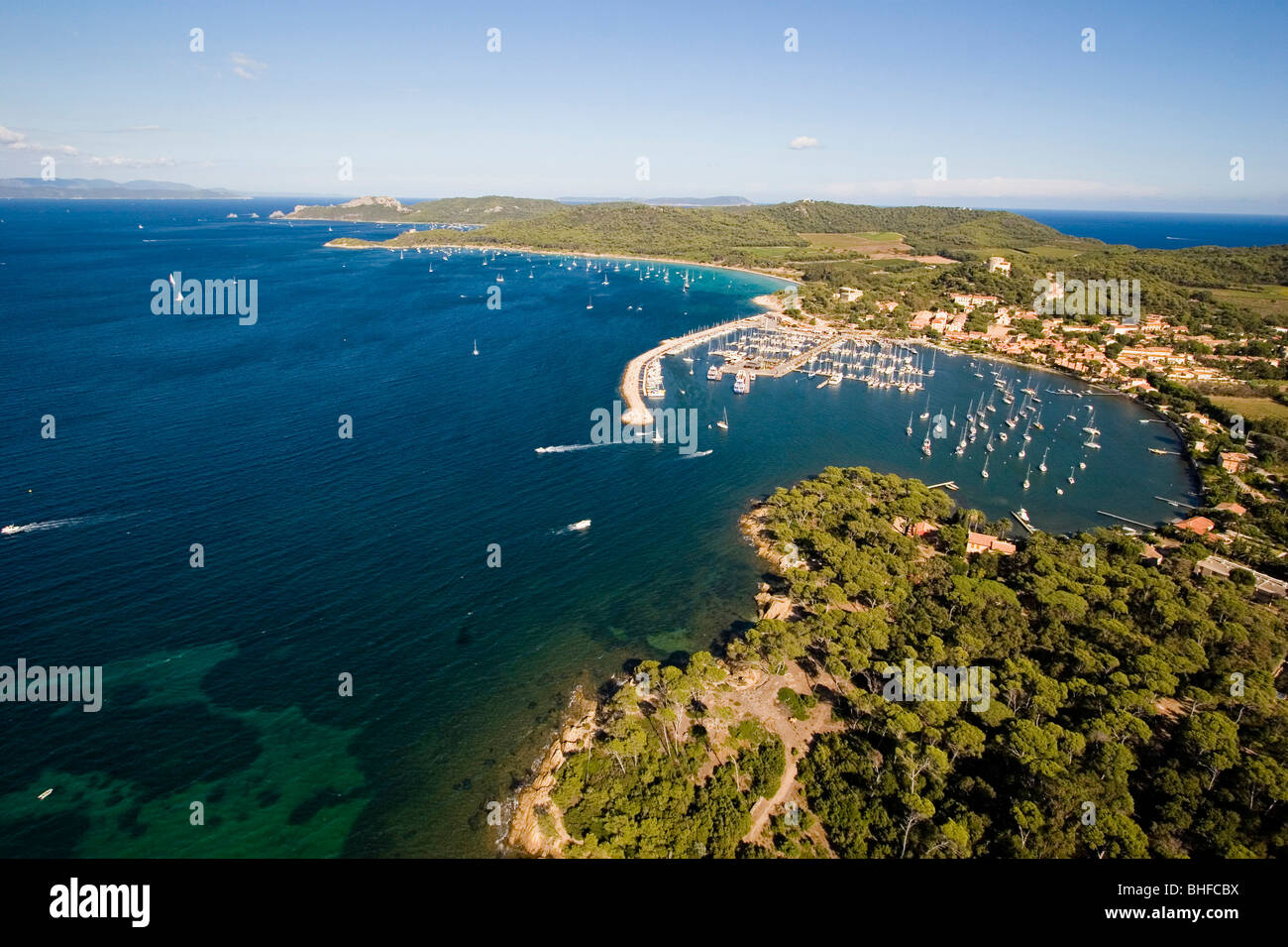 Luftaufnahme von Port Cros mit Bucht und Hafen, Iles d'Hyeres, Frankreich, Europa Stockfoto