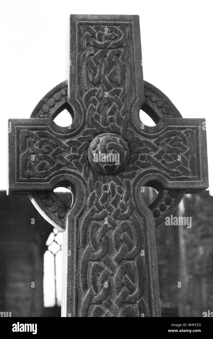 Dunfermline Abbey Kreuz auf dem Friedhof der Dunfermline Abbey Robert the Bruce unter der Kanzel in der Kirche begraben Stockfoto