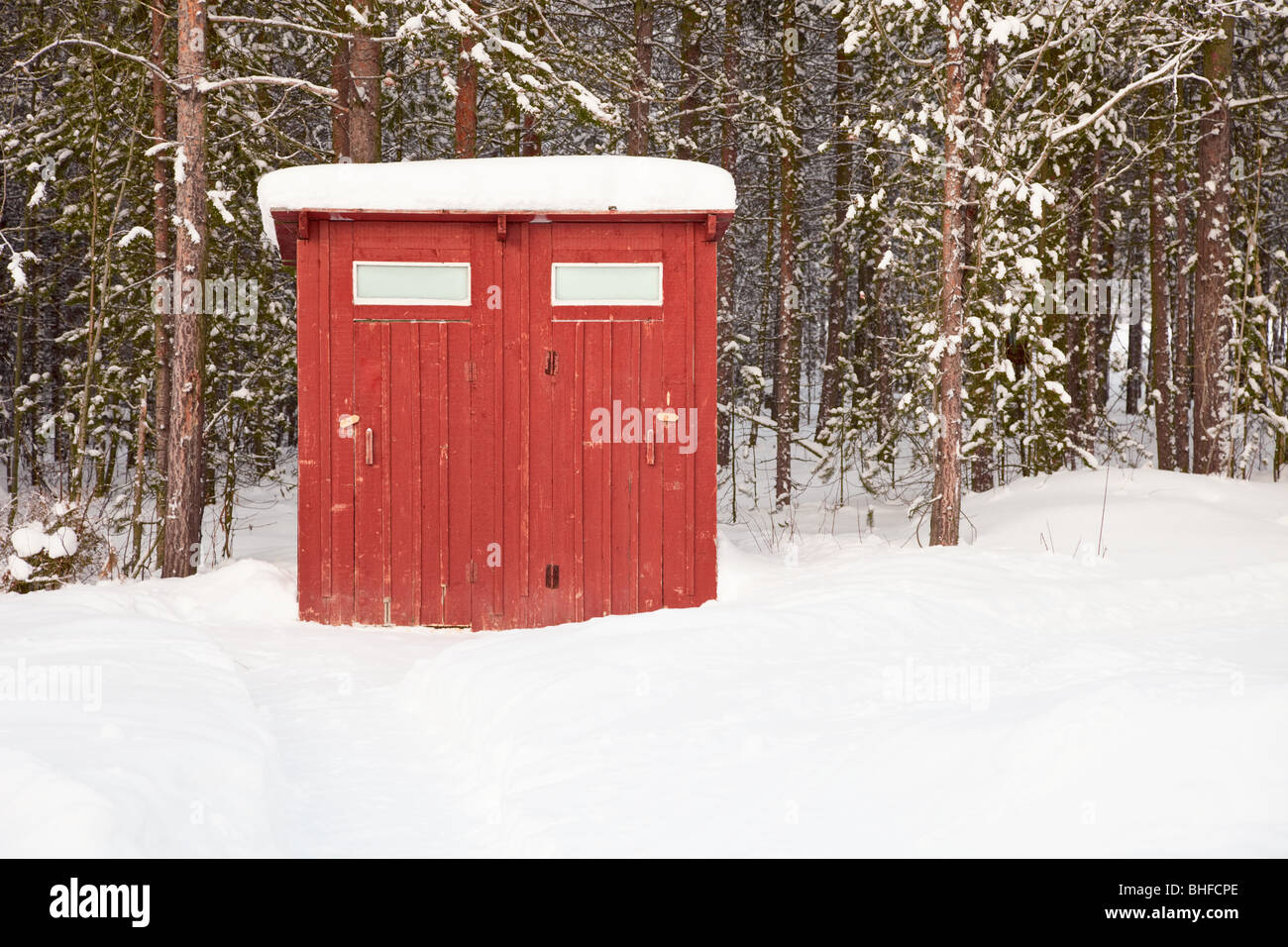 Öffentliche Toilette im Freien im Wald Stockfoto