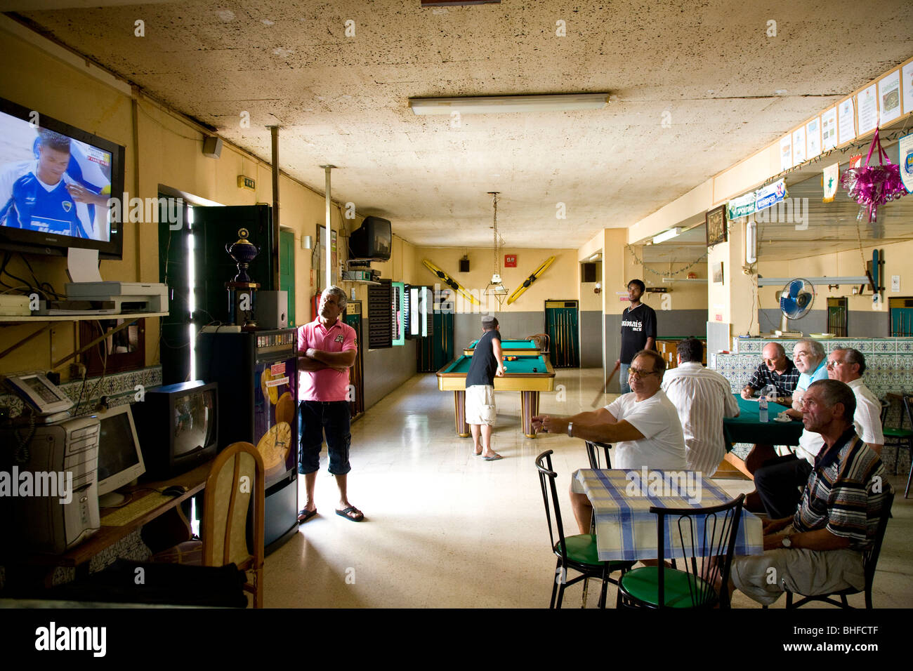 Bar-Männer Fußball im Fernsehen, Fußball, gucken in Lagos, Lagos, Algarve, Portugal Stockfoto