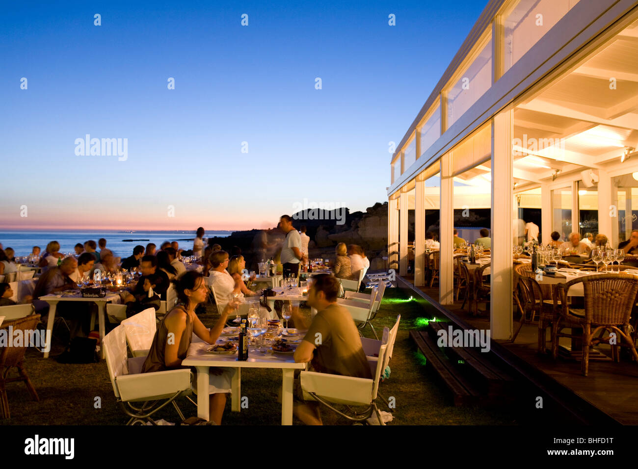 Touristen, die Speisen in einem FischRestaurant am Strand bei
