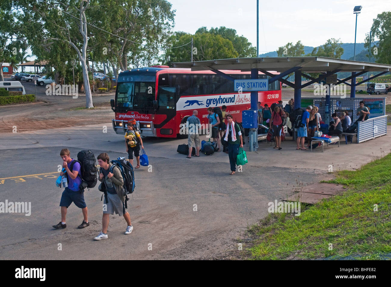 Rucksacktouristen, die Ankunft in Airlie Beach in Queensland von Greyhound-Bus Stockfoto