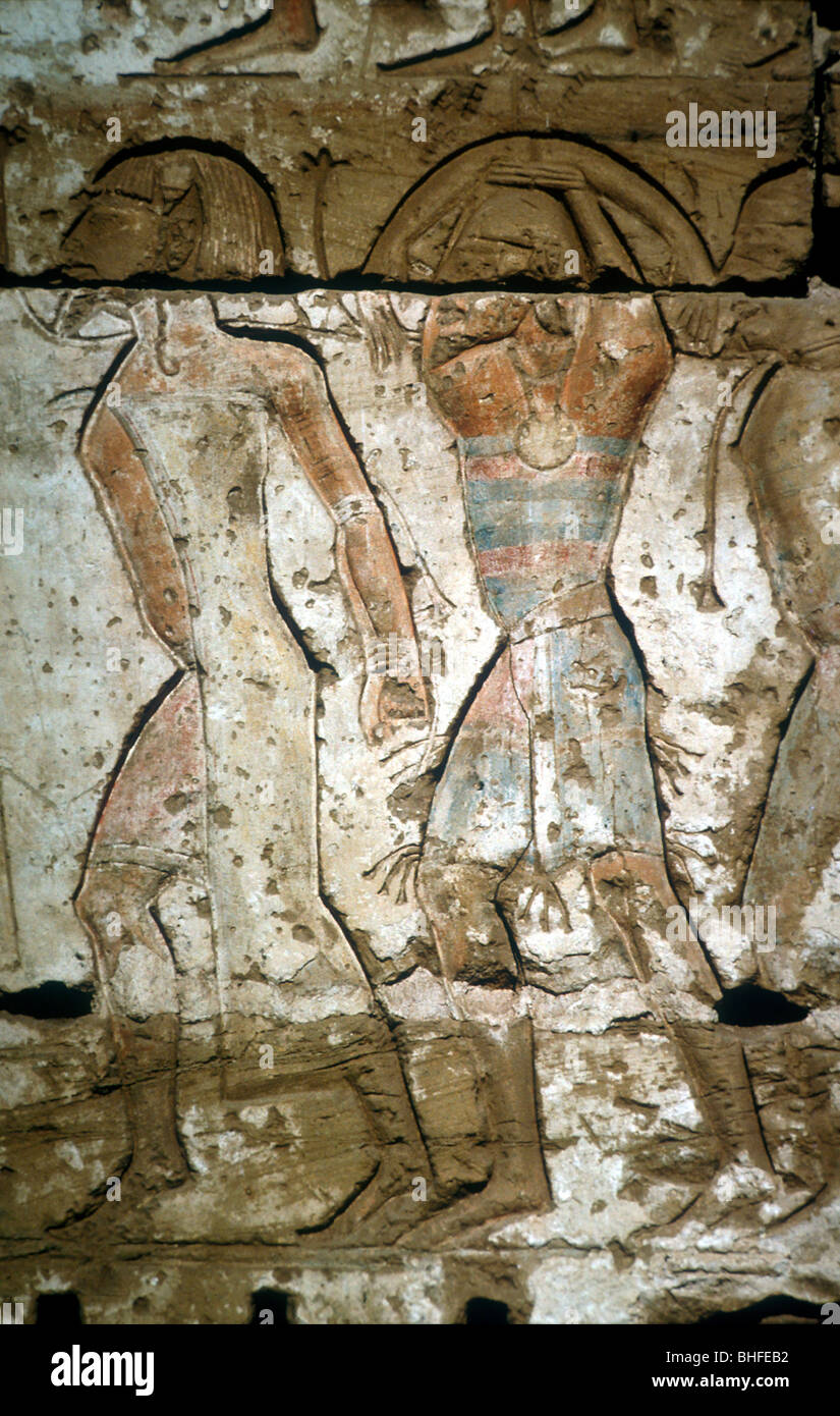 Entlastung der feindlichen Gefangenen, Totentempel von Ramses III., Medinat Habu, Ägypten, c 12. Jahrhundert v. Chr.. Artist: Unbekannt Stockfoto