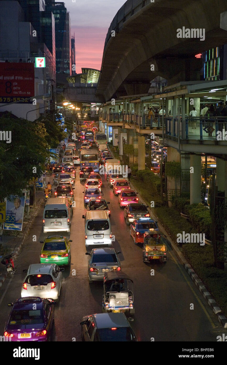 Autos auf der Silom Road während der Rush Hour in den Abend, Bangkok, Thailand, Asien Stockfoto