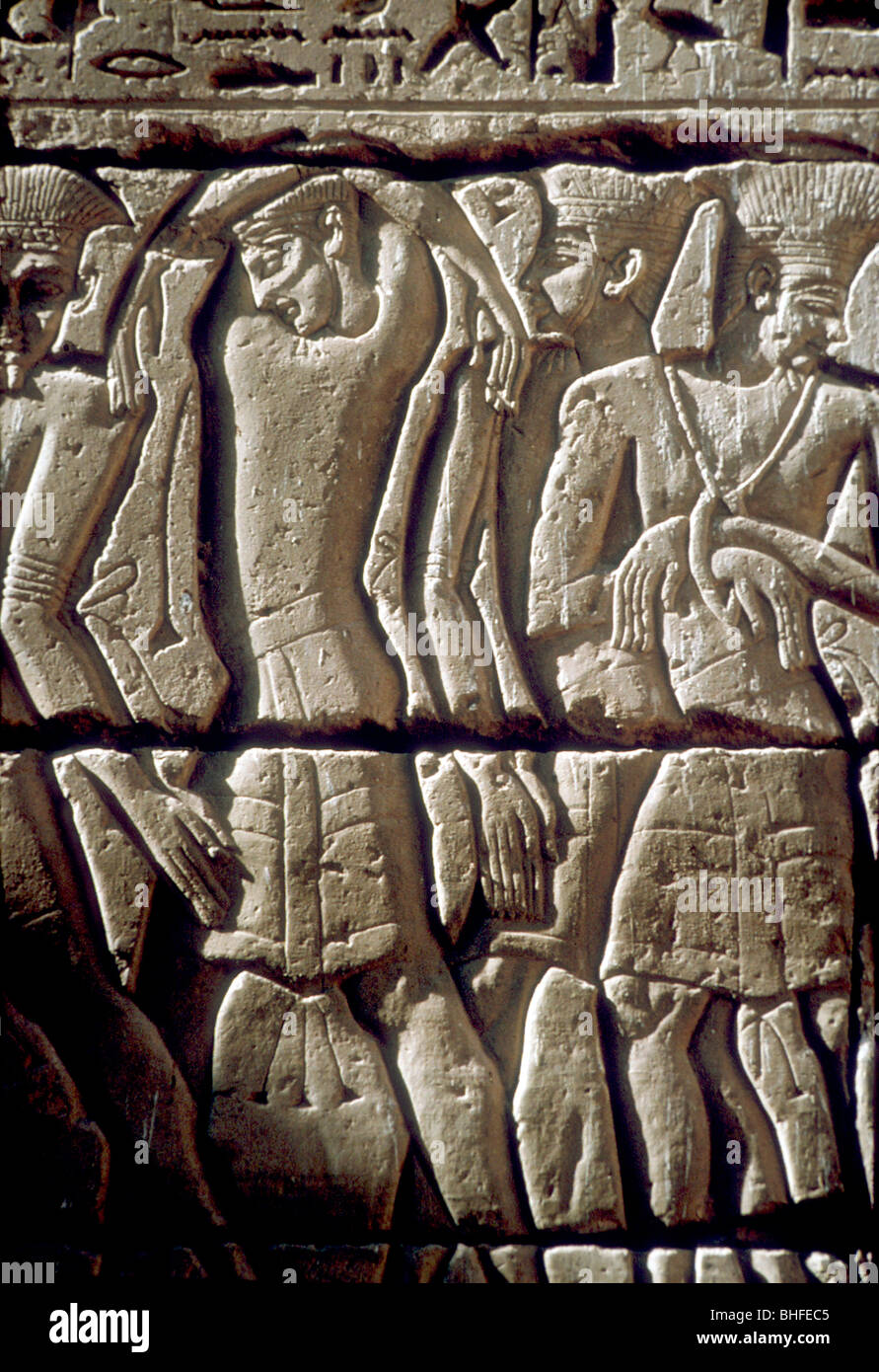 Entlastung der feindlichen Gefangenen, Tempel von Ramses III., Medinat Habu, Ägypten, c 12. Jahrhundert v. Chr.. Artist: Unbekannt Stockfoto