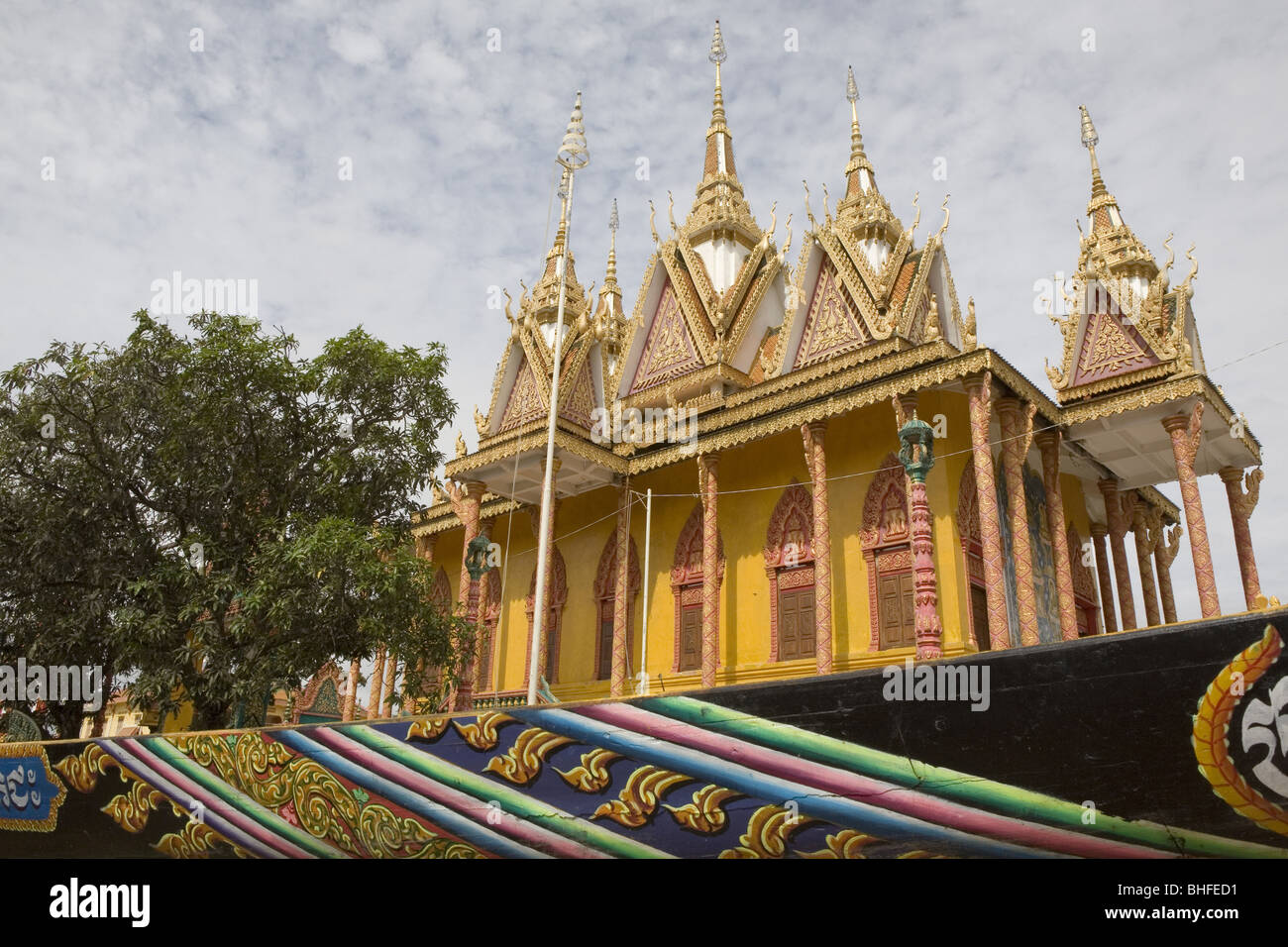 Buddhistische Tempel unter bewölktem Himmel, Udong, Provinz Phnom Penh, Kambodscha, Asien Stockfoto